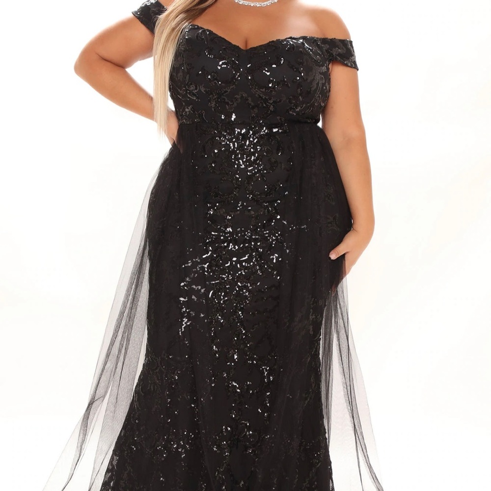 Never been worn. Fashion Nova Black gown!